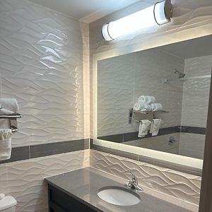 Queen Room Disability Access or Roll Shower Smoke